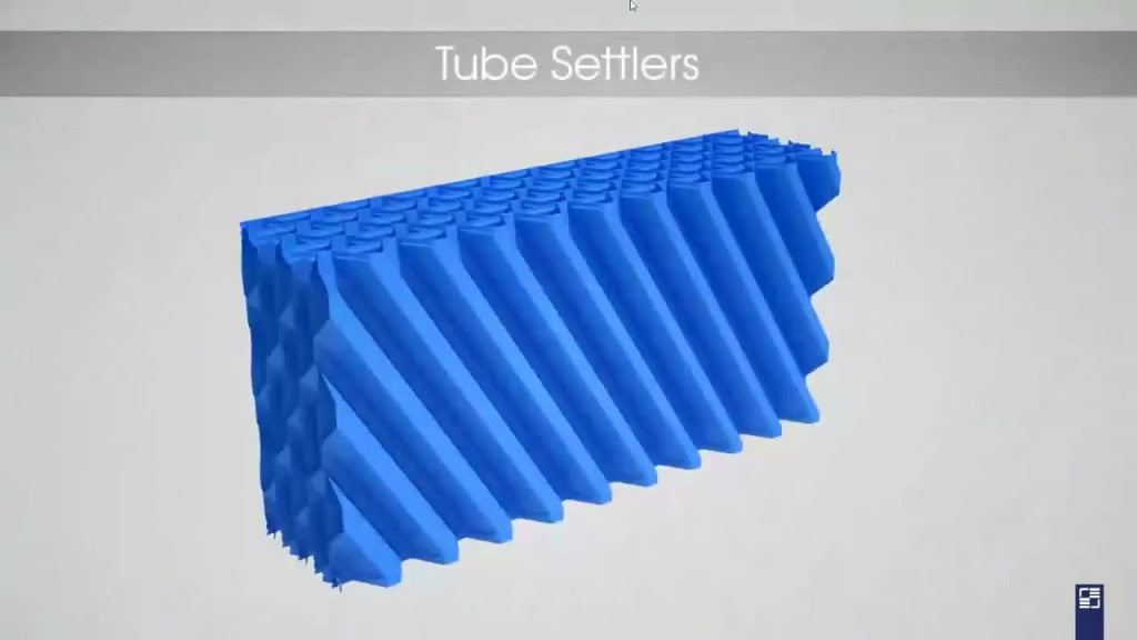 Un módulo azul en zigzag, denominado "Sedimentadores Tubulares", se muestra en ángulo. El sistema de sedimentadores tubulares consta de una serie de canales paralelos e inclinados, diseñados para separar sólidos de líquidos en los procesos de tratamiento de agua. El fondo es gris claro.